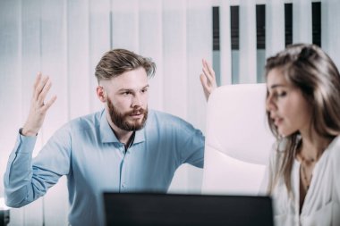 İşyerinde mafya işi. Modern ofisteki korkmuş genç bayan çalışanı. Baskı altında çalışmak.