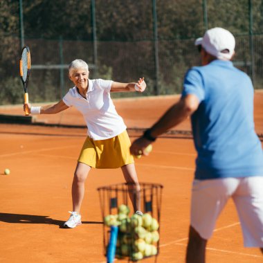 Eğitmenle Tenis Çalışan Yaşlı Kadın