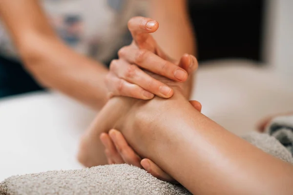 Ayurvedic Foot Massage Hands Ayurveda Practitioner Massaging Female Foot — Stock Photo, Image