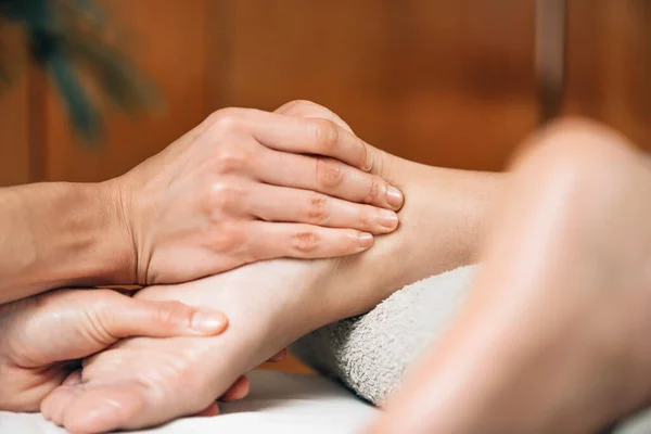 Massaggio Ayurvedico Piedi Ayurveda Praticante Premendo Punti Meridiani Sul Piede — Foto Stock