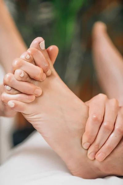 アーユルヴェーダのフットマッサージ 女性の足をマッサージするAyurveda開業医の手 — ストック写真