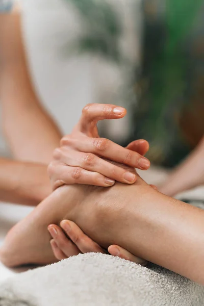 Ayurvedic Foot Massage Hands Ayurveda Practitioner Massaging Female Foot — Stock fotografie