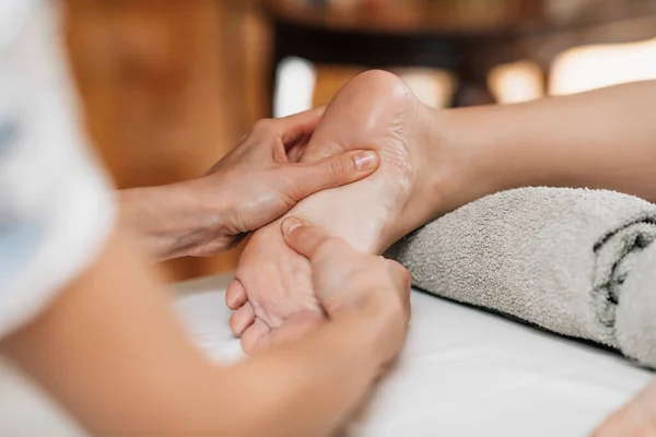 Massage Ayurvédique Des Pieds Ayurveda Praticien Appuyant Sur Les Points — Photo