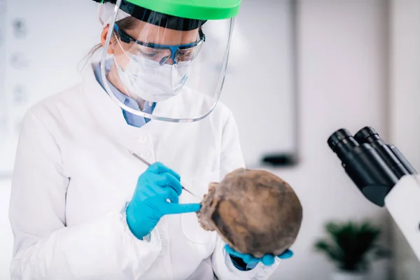 Dna Dna 실험실에서 샘플로 마이크로 튜브를 들고있는 과학자 — 스톡 사진