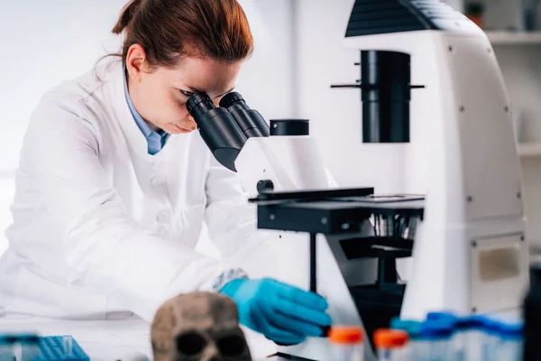 Dna Dna 실험실에서 샘플로 마이크로 튜브를 들고있는 과학자 — 스톡 사진