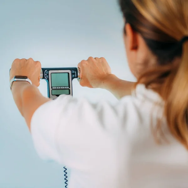 Wanita Menggunakan Pemantau Impedansi Tubuh Rumah — Stok Foto