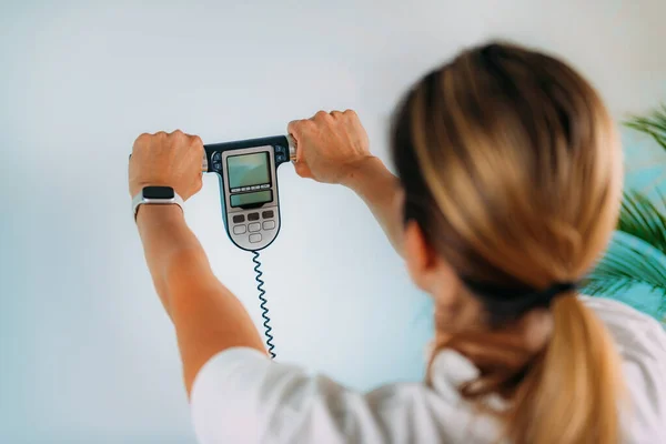 Donna Che Utilizza Body Impedance Monitor Casa — Foto Stock