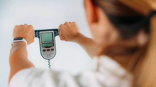 Mujer Usando Monitor Impedancia Corporal Casa — Foto de Stock