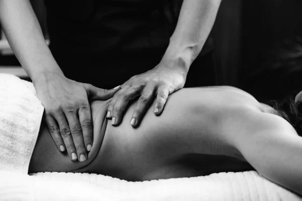 Vrouw Genieten Van Diepe Weefsel Massage Salon — Stockfoto
