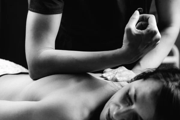 Terapia Massagem Tissular Profunda Terapeuta Massagista Womans Voltar Usando Pressão — Fotografia de Stock