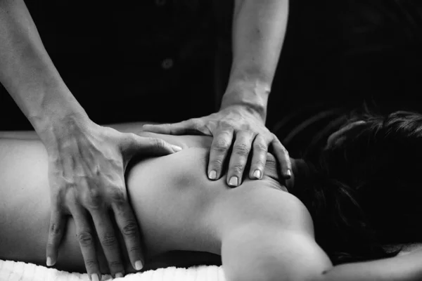 Mulher Desfrutando Massagem Profunda Tecidos Salão — Fotografia de Stock