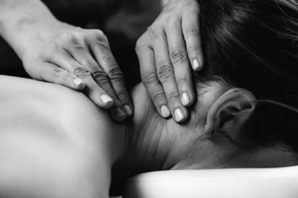 Terapia Massagem Profunda Terapeuta Mãos Massageando Mulheres Pescoço — Fotografia de Stock