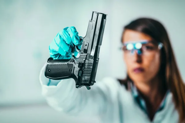 Судова Експертиза Лабораторії Криміналіст Вивчає Пістолет Свідченнями — стокове фото