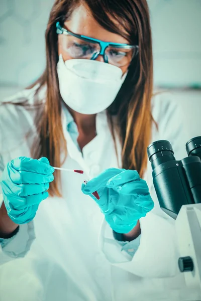 Forensic Science Lab Forensic Scientist Examining Dnk Evidence — Stock Photo, Image