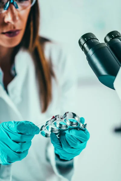Ciencias Forenses Laboratorio Científico Forense Examinando Nudillos Latón Con Evidencias — Foto de Stock