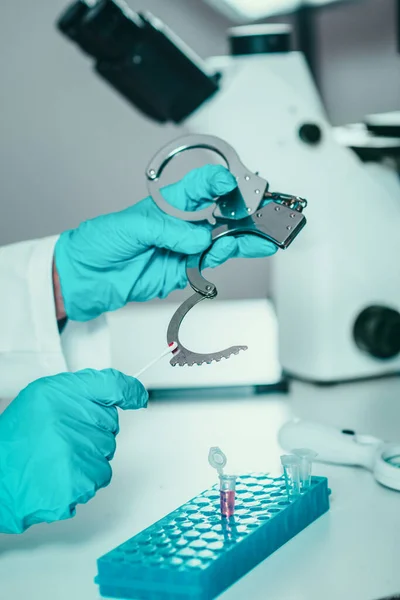 Ιατροδικαστική Επιστήμη Στο Εργ Ιατροδικαστική Επιστήμονας Εξετάζει Χειροπεδών Αποδεικτικά Στοιχεία — Φωτογραφία Αρχείου
