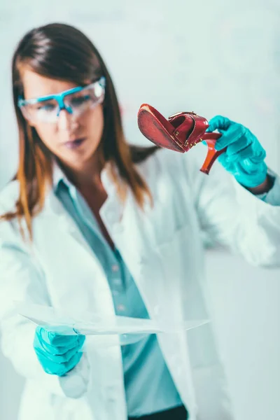 Scienze Forensi Laboratorio Scienziato Forense Esaminando Scarpa Con Prove — Foto Stock