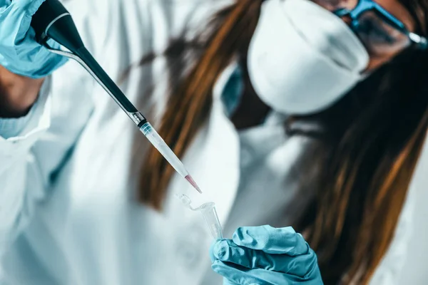 Ciência Forense Laboratório Cientista Forense Examinando Dnk Com Provas — Fotografia de Stock