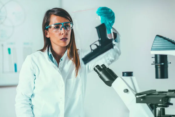 Forensisk Vetenskap Lab Rättsmedicinska Forskare Undersöker Gun Med Bevis — Stockfoto