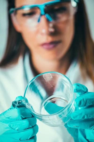 Ciencias Forenses Laboratorio Científico Forense Examinando Vidrio Con Evidencias — Foto de Stock