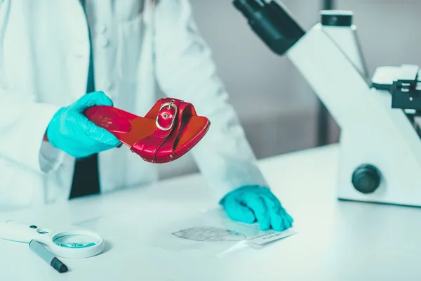 Adli Tıp Lab Adli Kanıtlar Ayakkabıyla Inceleyerek Bilim Adamı — Stok fotoğraf