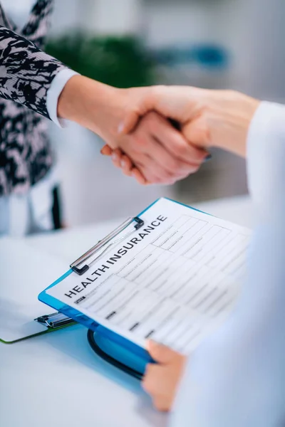Handschlag Nach Unterzeichnung Des Krankenversicherungsformulars — Stockfoto