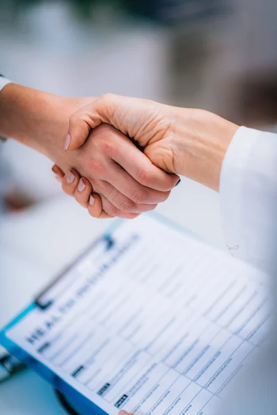 Handschlag Nach Unterzeichnung Des Krankenversicherungsformulars — Stockfoto