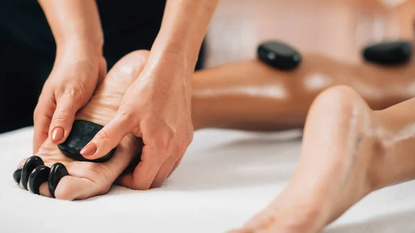 Stenen Massage Kalf Spasme Behandeling Met Zwarte Basalt Stenen — Stockfoto