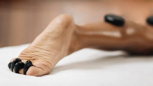 Πόδια Μασάζ Πέτρα Θεραπεία Ένα Κέντρο Ευεξίας — Φωτογραφία Αρχείου