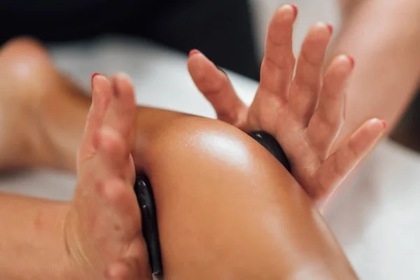 Trattamento Spasmo Vitello Massaggio Pietra Con Pietre Basalto Nero — Foto Stock