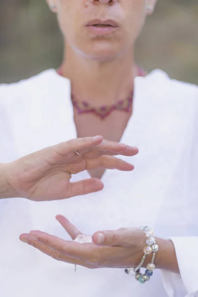 Kobiecy Kryształowy Terapeuta Medytujący Objawiający Się Obfitością Białego Kryształu Selenu — Zdjęcie stockowe