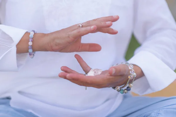 Vrouwelijke Kristallen Helende Therapeut Mediteren Manifesteren Overvloed Met Witte Seleniet — Stockfoto