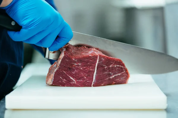 Cięcie Świeżego Surowego Mięsa Wołowego Nożem Desce Krojenia Noszenie Rękawic — Zdjęcie stockowe