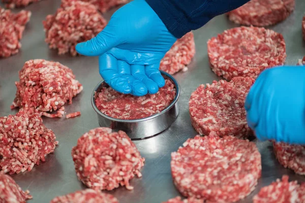 Making Burger Patties Using Ring Mold Commercial Kitchen — Stock Photo, Image