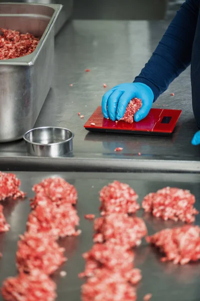 Medición Carne Picada Res Para Preparación Hamburguesas Una Cocina Comercial — Foto de Stock