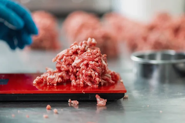 Medición Carne Picada Res Para Preparación Hamburguesas Kitche Comercial — Foto de Stock