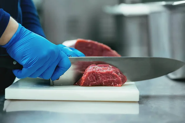 Σεφ Κοπή Και Προετοιμασία Κομμάτι Κόκκινο Κρέας Μαχαίρι Ένα Μεγάλο — Φωτογραφία Αρχείου