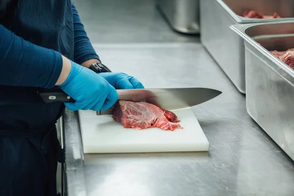 Frisches Rohes Rindfleisch Mit Messer Auf Schneidebrett Schneiden Schutzhandschuhe Tragen — Stockfoto