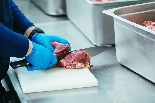 Chef Schneidet Und Bereitet Stück Rotes Rindfleisch Mit Messer Einem — Stockfoto