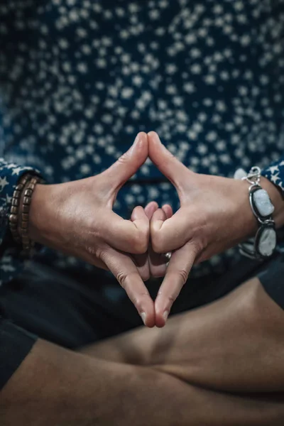 Kalesvara Mudra或Mind Calming Mudra 在Kalesvara Mudra手握手指进行冥想 自我治疗和更好地控制思想和情绪 — 图库照片