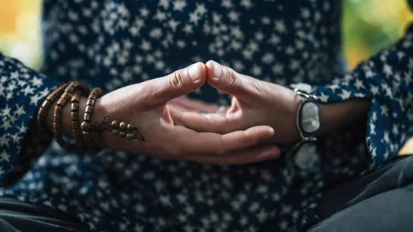 Dhyana Mudra 为冥想 自愈和提高注意力而在大乘寺中牵着手指的手势 — 图库照片