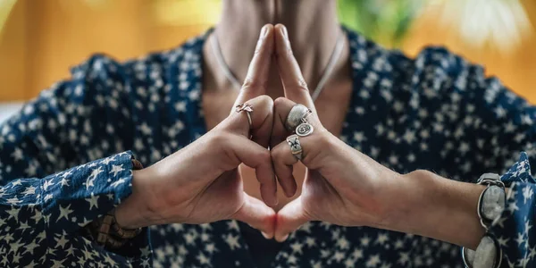 釈迦牟尼仏または心が仏法を静める 手のジェスチャーは 自己治癒と思考や感情のより良い制御のためのカレスバラムドラで指を保持 — ストック写真