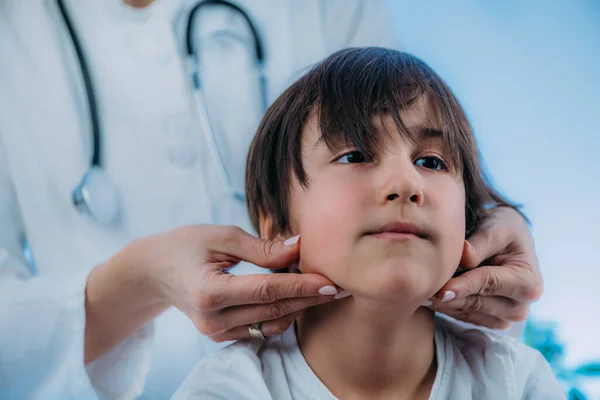 Endokrynolog Dziecięcy Lekarz Specjalizujący Się Diagnostyce Leczeniu Zaburzeń Hormonalnych Badający — Zdjęcie stockowe