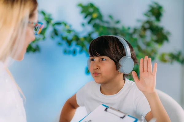 Gyermekmeghallgatási Teszt Beszéd Nyelvi Fejlődést Esetlegesen Befolyásoló Hallásproblémák Korai Felismerése — Stock Fotó