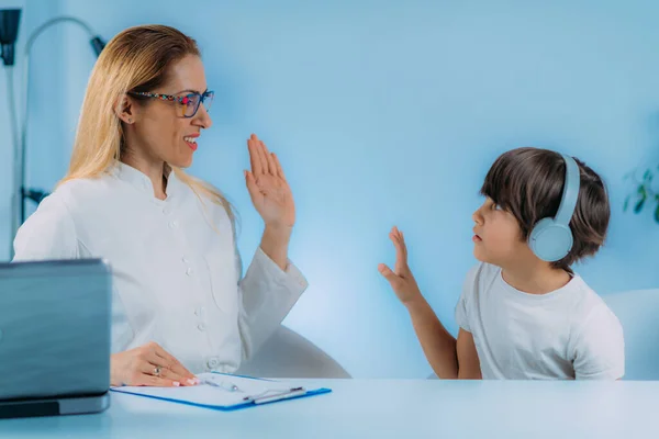 Test Sluchu Pro Děti Včasné Odhalení Sluchových Problémů Které Mohou — Stock fotografie