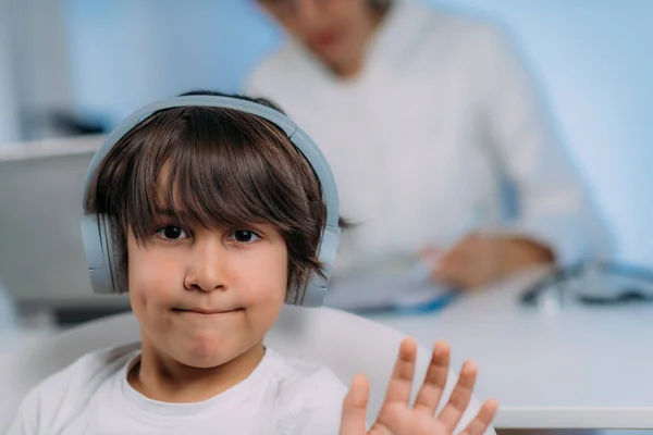 Czysta Audiometria Tonalna Test Sprawdza Zdolność Dzieci Słyszenia Różnych Poziomów — Zdjęcie stockowe