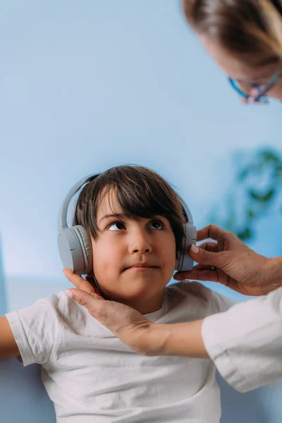 Test Audiometrii Tonalnej Sprawdzający Zdolność Dzieci Słyszenia Różnych Tonów Wolumenów — Zdjęcie stockowe