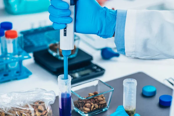 Laboratorio Test Sugli Alimenti Animali Microbiologo Alla Ricerca Della Presenza — Foto Stock
