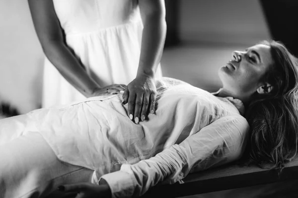 Female Therapist Performing Reiki Therapy Treatment Hands Woman Stomach Alternative — Stock Photo, Image