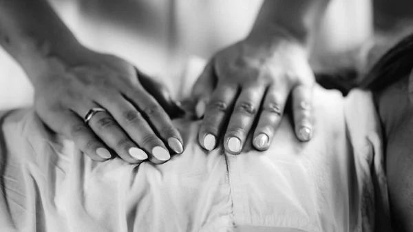 Terapeuta Feminina Realizando Tratamento Terapêutico Reiki Mãos Nas Costas Mulher — Fotografia de Stock